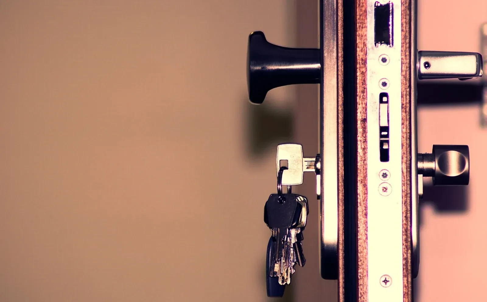 Illustrative locksmith scene